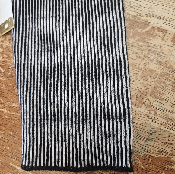 DKNY Womens Long Sleeve shirt. Size Slong sleeve. New Tags On. Never worn - Picture 5 of 11